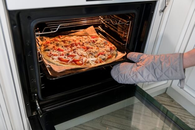 can you put a pizza box in the oven