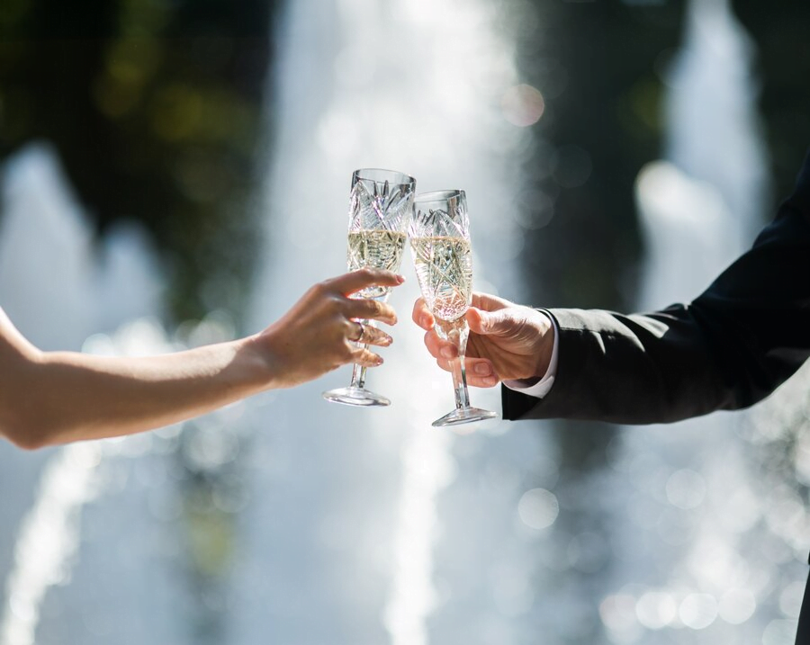 Should You Include A Wedding Cocktail Hour? Here’s A Guide To Help You